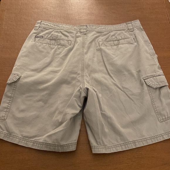 Columbia Men’s Gray Cargo Shorts - Picture 8 of 11